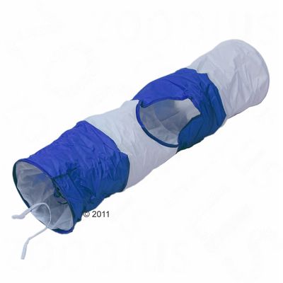 Hra tunel pre mačky z textilu, modro-biely, s bočným otvorom a šnúrkami na upevnenie. Viditeľná značka © 2011.