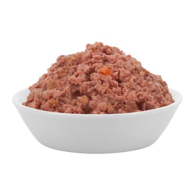 Schaal met natvoer voor huisdieren, roze-bruin van kleur met zichtbare stukjes groente.