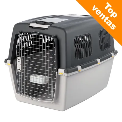 Transportín de plástico y metal con puerta de rejilla, ventilación lateral y bebedero interior. Esquina superior derecha: texto 'Top ventas' en fondo naranja. Transportín de plástico y metal con puerta de rejilla, ventilación lateral y bebedero interior. Esquina superior derecha: texto 'Top ventas' en fondo naranja.