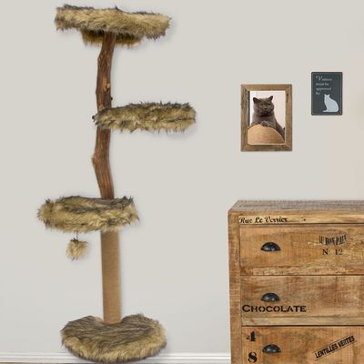 Kattklösträd med tre plattformar och en boll, klädd i beige fuskpäls och rep, placerad bredvid en byrå av trä. Väggdekorationer med kattmotiv syns i bakgrunden.