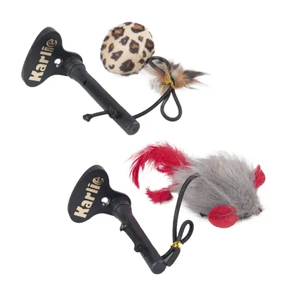Karlie Katzenspielzeug mit zwei Varianten: Leopardenmuster-Ball mit Federn und graue Maus mit roten Details und Schwanzfedern, beide an schwarzem Griff befestigt.