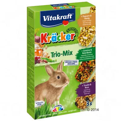 Vitakraft Kräcker Original Trio-Mix pour lapins nains, 3x bâtonnets : popcorn & miel, légumes & betterave rouge, raisin & noix. Recette sans sucre. VITAMINE, VITALITY PLUS visibles.