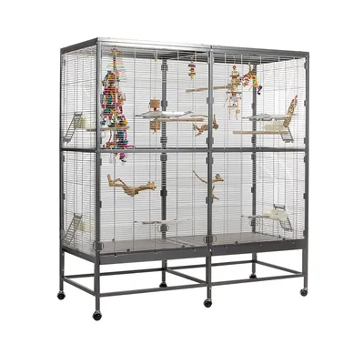 Grande volière en métal sur roulettes, équipée de perchoirs, échelles, jouets suspendus et plateformes. Structure grillagée avec plusieurs accessoires visibles à l’intérieur.