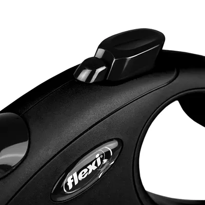 Flexi hundkoppel med ergonomiskt handtag och svart hölje, närbild av låsmekanismen.