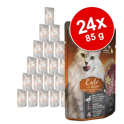 Pack de 24 saquetas de 85 g de comida húmida para gatos, sabor pato e queijo. Embalagem com imagem de gato e texto visível: Ente & Käse, Hoher Gehalt an Fleisch & Innereien, 85 g.
