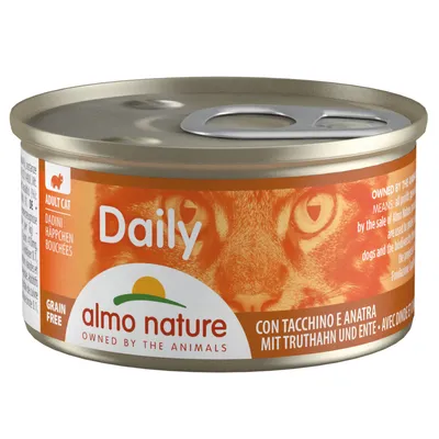 Scatoletta Almo Nature Daily per gatto adulto, dadini grain free con tacchino e anatra. Testo visibile: 'almo nature', 'Daily', 'con tacchino e anatra', 'adult cat', 'dadini'.