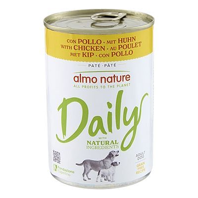 almo nature Daily paté met kip, natural ingredients, adult dog, grain free recipe. Tekst in meerdere talen zichtbaar op het blik.
