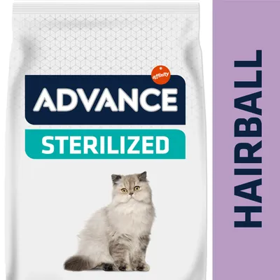 Confezione di crocchette per gatti con testo: Advance affinity, Sterilized, immagine di un gatto a pelo lungo e scritta verticale HAIRBALL su sfondo viola.