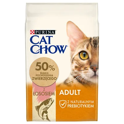 Purina Cat Chow Adult z łososiem, 50% białka pochodzenia zwierzęcego, z naturalnym prebiotykiem. Opakowanie z wizerunkiem kota.