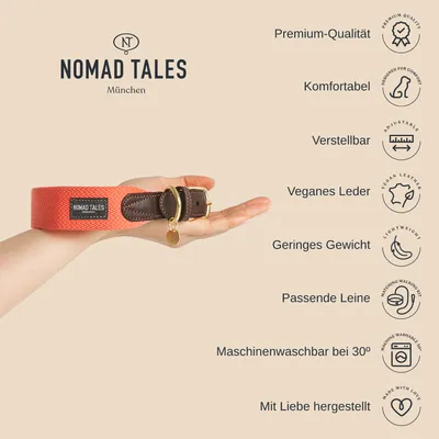 Collier Nomad Tales München en tissu orange et cuir marron, boucle dorée. Texte visible : Premium-Qualität, Komfortabel, Verstellbar, Veganes Leder, Geringes Gewicht, Passende Leine, Maschinenwaschbar bei 30°, Mit Liebe hergestellt.