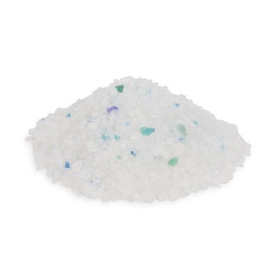 Witte kattengritkorrels met zichtbare blauwe en groene stukjes, los gestort op een witte achtergrond. Materiaal: korrelvormig, geen verpakking zichtbaar.