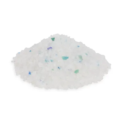 Witte kattengritkorrels met zichtbare blauwe en groene stukjes, los gestort op een witte achtergrond. Materiaal: korrelvormig, geen verpakking zichtbaar.