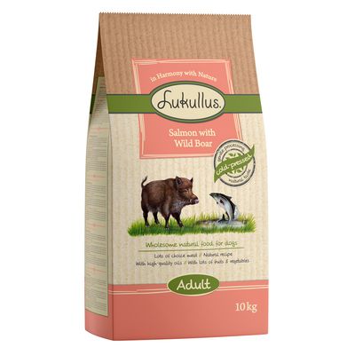 Saco de 10 kg de ração para cães Lukullus Salmon with Wild Boar, Adult. Texto visível: cold-pressed, wholesome natural food for dogs, lots of choice meat, natural recipe.
