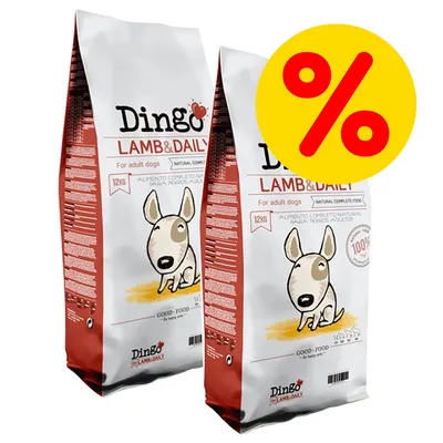 Dos sacos de 12 kg de Dingo Lamb & Daily para perros adultos, alimento completo natural. Etiqueta con dibujo de perro y símbolo amarillo de porcentaje en la esquina superior derecha. Dos sacos de 12 kg de Dingo Lamb & Daily para perros adultos, alimento completo natural. Etiqueta con dibujo de perro y símbolo amarillo de porcentaje en la esquina superior derecha.