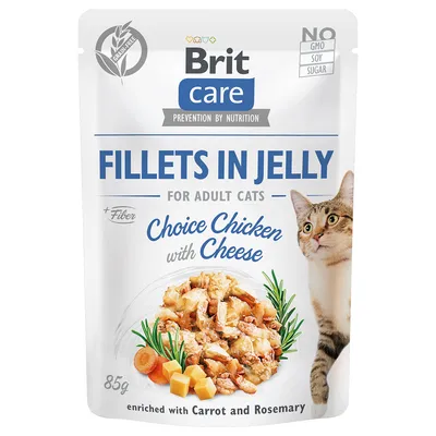 Brit Care Fillets in Jelly pentru pisici adulte, Choice Chicken with Cheese, 85g, fără cereale, fără GMO, soia sau zahăr, îmbogățit cu morcov și rozmarin. Imagine cu bucăți de carne și pisică.