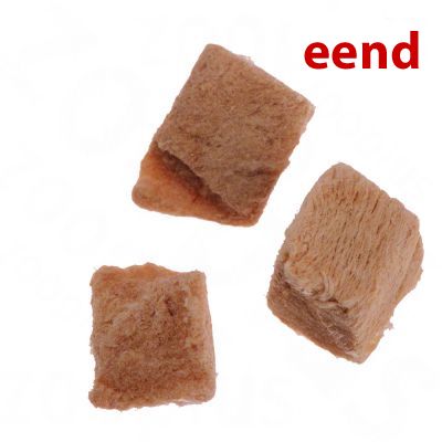 Drie bruine blokjes eendensnack, met rood opschrift 'eend' linksboven in beeld.