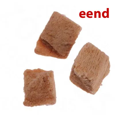 Drie bruine blokjes eendensnack, met rood opschrift 'eend' linksboven in beeld.