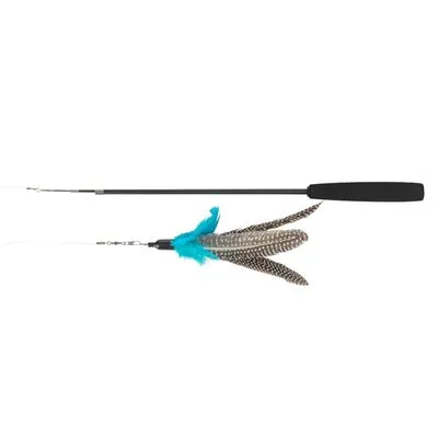 Kattenhengel met zwart handvat en speelgedeelte van gestippelde bruine veren en felblauwe veren, bevestigd aan een dunne draad.