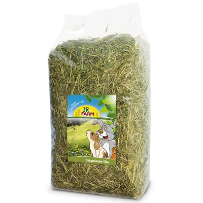 JR Farm Bergwiesen-Heu, świeże siano z naturalnych łąk górskich, opakowanie z ilustracją królika i świnki morskiej.