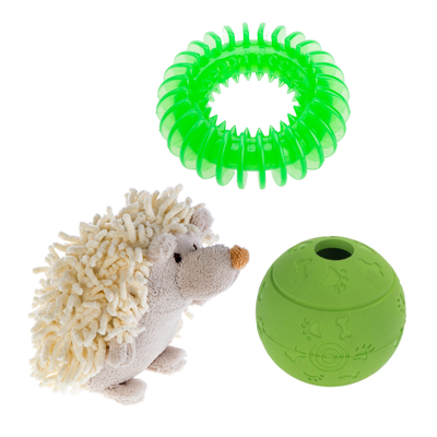 Lot de jouets pour chien : peluche hérisson, balle rouge distributeur de friandises et anneau vert en plastique, icône jaune avec deux empreintes de pattes et un symbole de réduction.