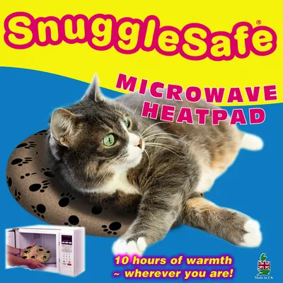 SnuggleSafe MICROWAVE HEATPAD, mačka leži na blazini s tačkami, prikaz segrevanja v mikrovalovni pečici. 10 hours of warmth ~ wherever you are! Made in UK.
