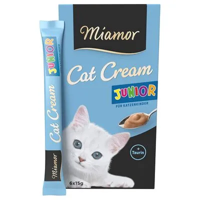 Miamor Cat Cream Junior voor kattenkinderen, verpakking met witte kitten, tekst: + Taurin, 6x15g. Stick en doos zichtbaar, productnaam en merk duidelijk leesbaar. Miamor Cat Cream Junior voor kattenkinderen, verpakking met witte kitten, tekst: + Taurin, 6x15g. Stick en doos zichtbaar, productnaam en merk duidelijk leesbaar.