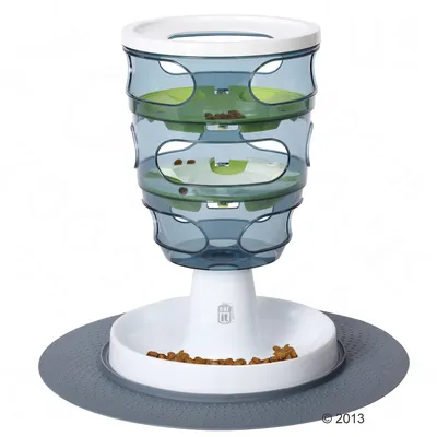 Catit Futterturm mit transparenten Ebenen und grünem Innenbereich, designed für langsames Fressen. Unterer Bereich mit Napf und grauer rutschfester Matte.