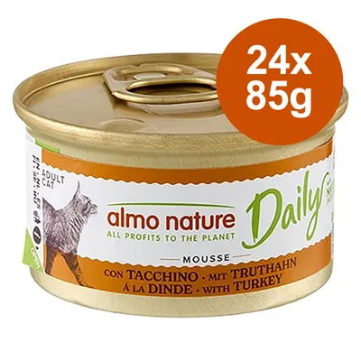 Almo Nature Daily Mousse pulykával, 24x85g, felnőtt macskáknak. A csomagolás aranyszínű dobozt és termékinformációkat mutat.