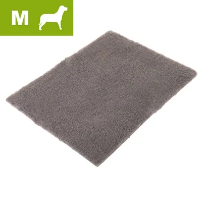 Gråt rektangulært tæppe i stof, størrelse M angivet med hvidt M og hundesilhuet på grøn baggrund øverst til venstre. Gråt rektangulært tæppe i stof, størrelse M angivet med hvidt M og hundesilhuet på grøn baggrund øverst til venstre.