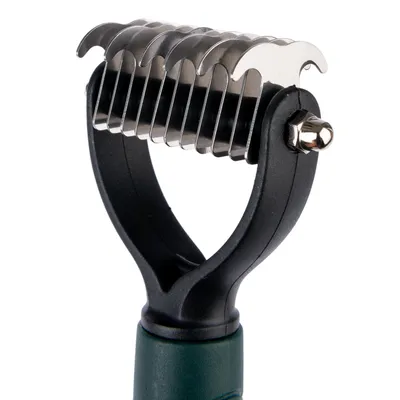 Ontwarringskam met roestvrijstalen tanden en ergonomisch handvat, geschikt voor het verwijderen van klitten uit de vacht.