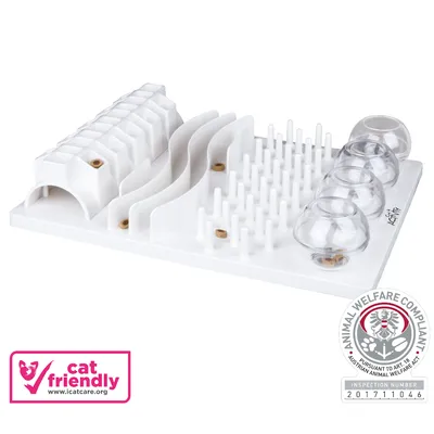 Valkoinen interaktiivinen ruokintalelu, jossa on erilaisia esteitä ja kuppeja. Sertifikaatit: 'cat friendly' icatcare.org ja 'Animal Welfare Compliant' Itävallan eläinsuojelulain mukaisesti. Valkoinen interaktiivinen ruokintalelu, jossa on erilaisia esteitä ja kuppeja. Sertifikaatit: 'cat friendly' icatcare.org ja 'Animal Welfare Compliant' Itävallan eläinsuojelulain mukaisesti.