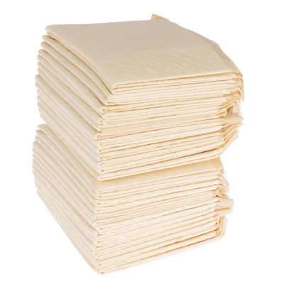 Alfombrillas higiénicas desechables apiladas de color beige con grabado cuadrado, adecuadas para varios usos.