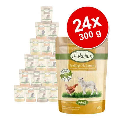 Lukullus Geflügel & Lamm Adult, pakiranje 24 x 300 g. Na embalaži sta slika piščanca in jagnjeta ter napis v nemščini. Hrana za pse v vrečkah.