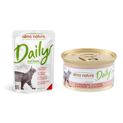 almo nature Daily, bouchées pour chat adulte, avec poulet et saumon. Texte en anglais : OWNED BY THE ANIMALS. Emballage souple avec tête de chat orange.