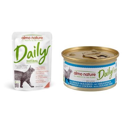 almo nature Daily, bouchées pour chat adulte, avec poulet et saumon. Texte en anglais : OWNED BY THE ANIMALS. Emballage souple avec tête de chat orange.