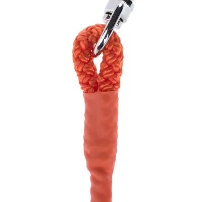 Close-up van een oranje, gevlochten touw met metalen clip en kunststof omhulsel aan het uiteinde.