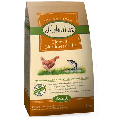 Lukullus Huhn & NordmeerLachs kutyatáp csomagolás, Adult, 15 kg. Látható: csirke, lazac, prémium minőség, német és angol nyelvű leírások a terméken.