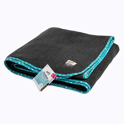 Bunny Bedding Easy XL, mørkegråt tæppe med turkis kant og hvide stjerner, produktetiket synlig.