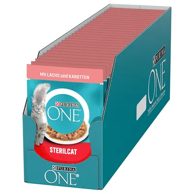 Упаковка паучей Purina ONE Sterilcat, видна надпись Mit LACHS und KAROTTEN, изображение кошки и блюда с кормом на передней части упаковки.