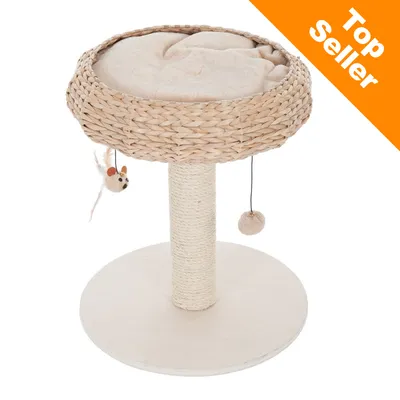 Arbre à chat en corde et osier avec coussin beige, deux jouets suspendus. Bande orange en haut à droite avec texte : Top Seller.