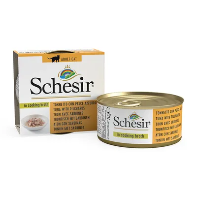 Schesir in cooking broth, thon avec sardines, aliment pour chat adulte, boîte 70 g et emballage visibles. Texte en plusieurs langues sur l’emballage.