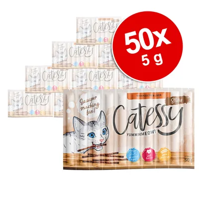 Catessy Sticks med fjerkræ og lever, 50x5g. Uden tilsat sukker, med taurin, kornfri. Emballagen viser en kat med snacksticks.