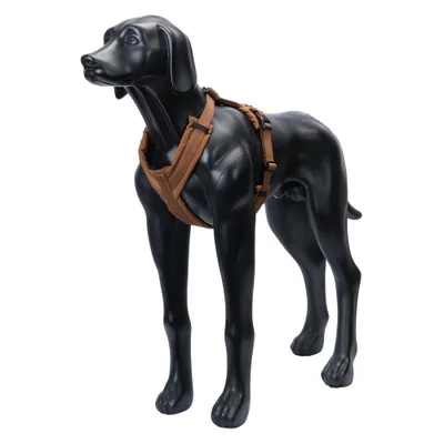 Černá modelová figurína psa má na sobě hnědý postroj, který ukazuje, jak postroj sedí a padne na těle.