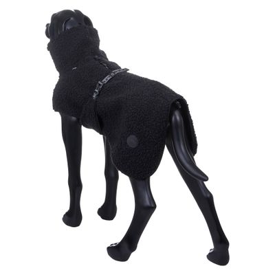 Svart hundjacka i fleece med hög krage och dragkedja, buren av en svart hundstaty. Rund etikett med texten 'KIVAT' synlig.