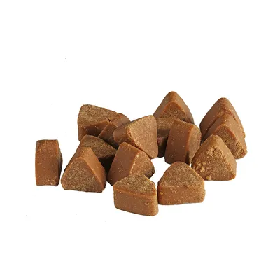 Brune, trekantede snacks i lille mængde, egnet som godbid eller supplement til kæledyr.
