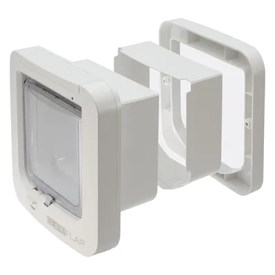SureFlap Mikrochip-Haustierklappe mit Tunnelverlängerung, weiss. Zeigt die Klappe und modulare Erweiterungen für dickere Türen oder Wände. SureFlap Mikrochip-Haustierklappe mit Tunnelverlängerung, weiss. Zeigt die Klappe und modulare Erweiterungen für dickere Türen oder Wände.
