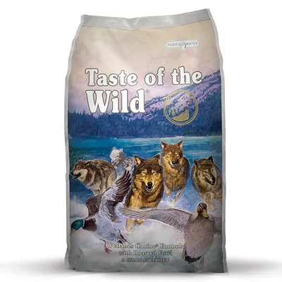Zak hondenvoer Taste of the Wild. Tekst: Wetlands Canine Formula with Roasted Fowl, A Grain-Free Diet, Purified Water. Afbeelding van wolven en eenden op de verpakking.