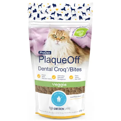 Опаковка ProDen PlaqueOff Dental Croq’/Bites Veggie за котки, 100% natural, SwedenCare, 60 г. Видими са гранули и надписи за зъбен камък и лош дъх на няколко езика.