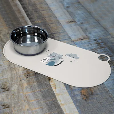 Futtermatte mit Katzendesign und Edelstahlnapf, geeignet für saubere Fütterungsbereiche. Matte zeigt eine Katze mit Milchflasche und Wolkenmotiv.