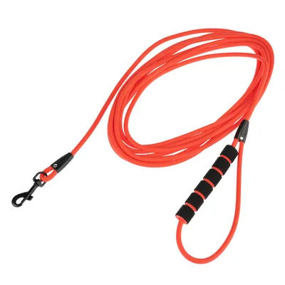 Longe orange en plastique avec mousqueton noir et poignée recouverte de cinq anneaux noirs antidérapants, sans marque visible.
